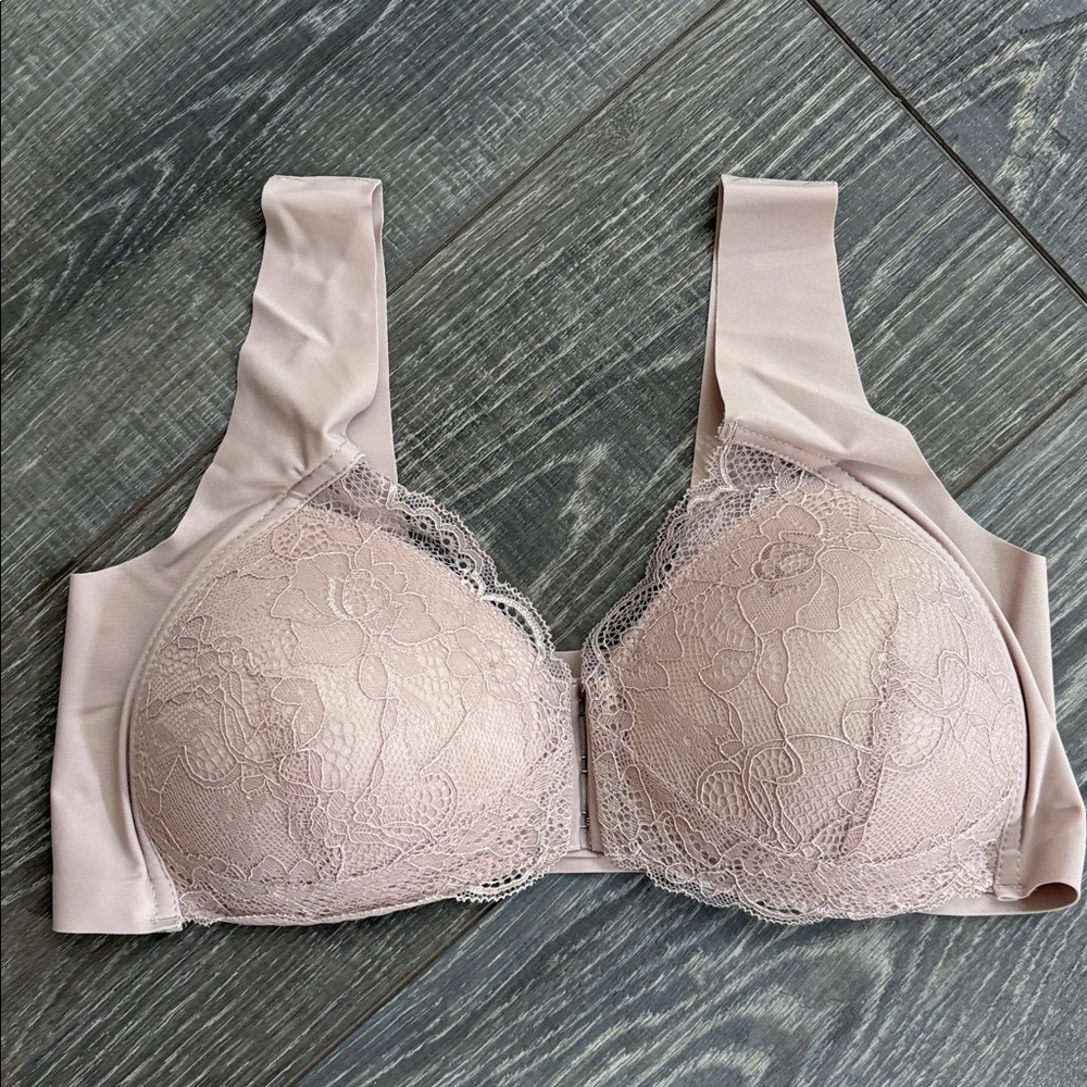 Elegant Lace Women's Bra in Soft Pink